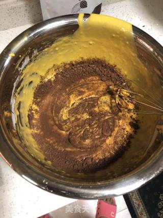 长颈鹿可可戚风蛋糕卷的做法步骤：4
