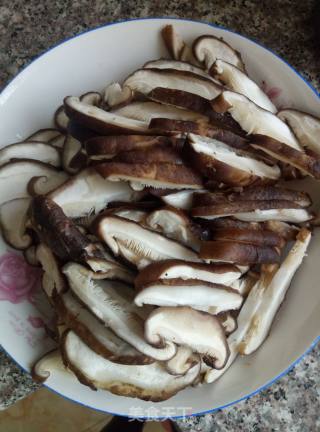 香菇豆腐猪肉丸子的做法步骤：2