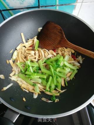 豆腐皮炒芹菜的做法步骤：7