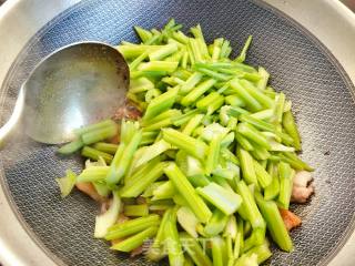 五花肉炒芹菜的做法步骤：6