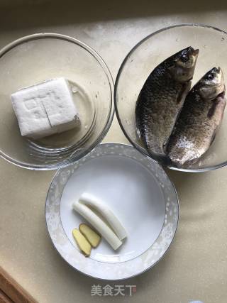 鲫鱼豆腐汤的做法步骤：1