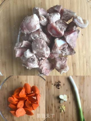 红萝卜烧排骨的做法步骤：1