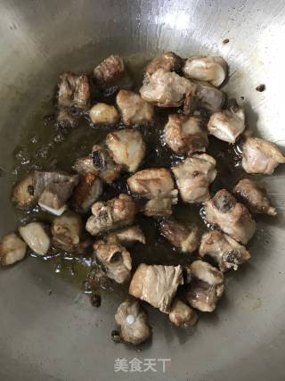 红萝卜烧排骨的做法步骤：2