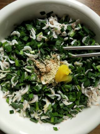 韭菜虾皮卷的做法步骤：6
