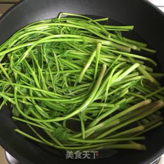 蛋皮花生米拌芹菜的做法步骤：2