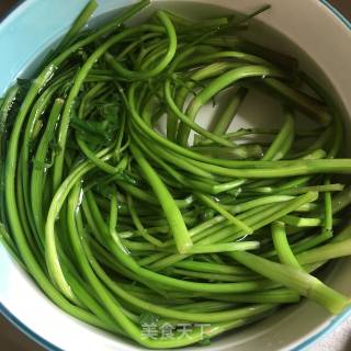 蛋皮花生米拌芹菜的做法步骤：3