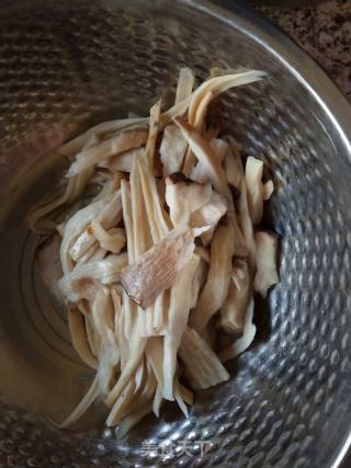 手撕杏鲍菇的做法步骤：1