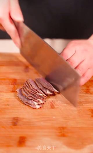 小炒腊牛肉的做法步骤：1
