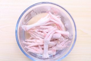 香辣啤酒鸡爪丨激爽夏日的下酒菜，香辣可口的做法步骤：1