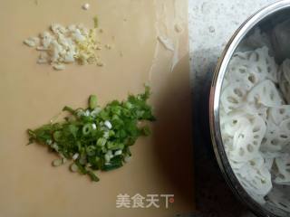 葱油拌藕片的做法步骤：2
