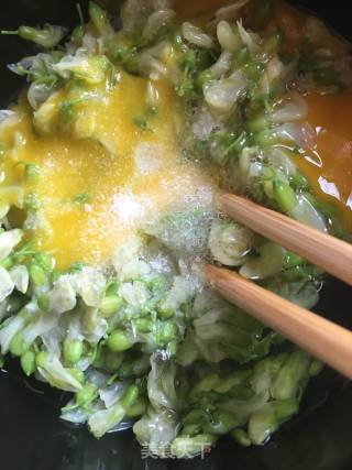 槐花煎蛋的做法步骤：3