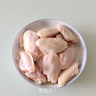 红酒焖鸡翅的做法步骤：1