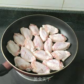 红酒焖鸡翅的做法步骤：2