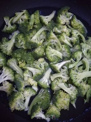 西兰花的做法步骤：3