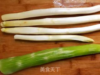 素炒芦笋的做法步骤：1
