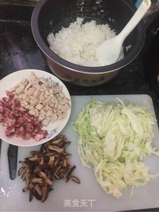 腊肠香菇肉饼炒饭的做法步骤：1