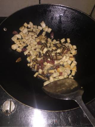 腊肠香菇肉饼炒饭的做法步骤：4