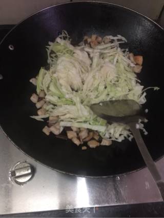 腊肠香菇肉饼炒饭的做法步骤：5