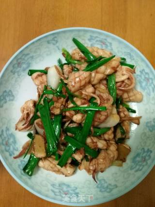 姜葱爆鲜鱿的做法步骤：1