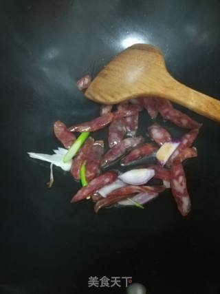 香肠炒蒜苗的做法步骤：2