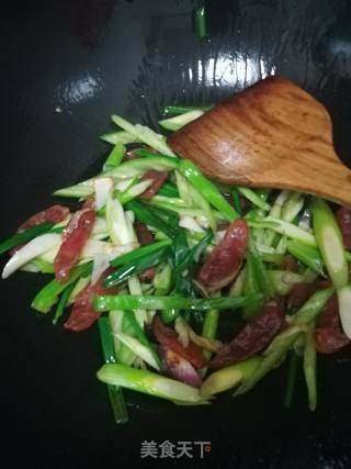 香肠炒蒜苗的做法步骤：3