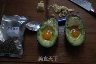 牛油果焗蛋的做法步骤：2