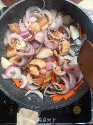 洋葱五花肉豆腐丝的做法步骤：3