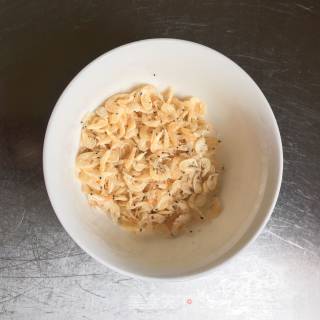 黑芝麻虾皮豆渣饼的做法步骤：2