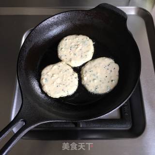 黑芝麻虾皮豆渣饼的做法步骤：5