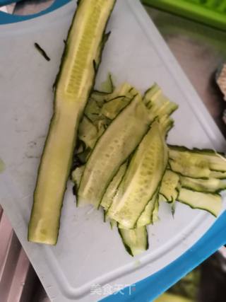 清爽凉菜～酸甜黄瓜卷的做法步骤：1
