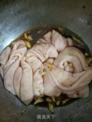 尖椒炒猪大肠肉片的做法步骤：1