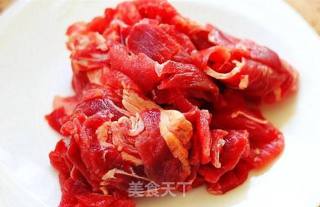 青椒牛肉的做法步骤：1