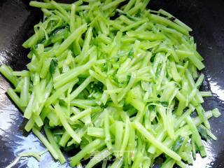 菠菜梗炒鸡蛋的做法步骤：5