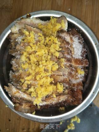 梅菜扣肉的做法步骤：1