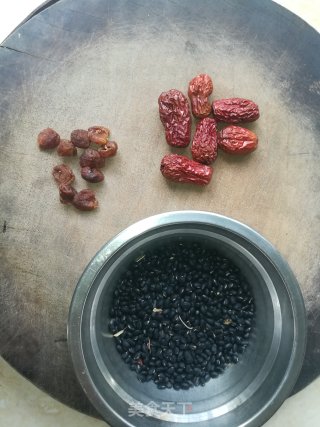 黑鱼黑豆汤的做法步骤：1