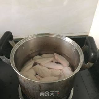 炸鸡翅的做法步骤：1