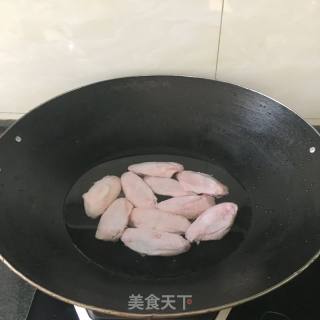 牛油鸡翅的做法步骤：1