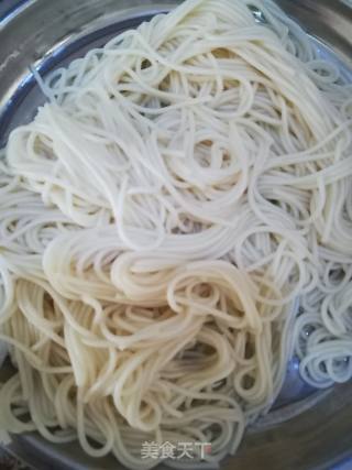 荷包蛋汤面的做法步骤：1