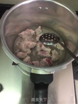 海带黄豆排骨汤的做法步骤：1