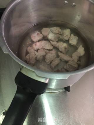 海带黄豆排骨汤的做法步骤：2