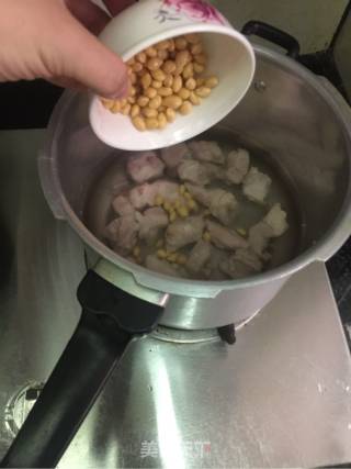 海带黄豆排骨汤的做法步骤：3