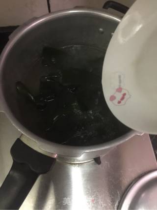 海带黄豆排骨汤的做法步骤：5