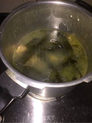 海带黄豆排骨汤的做法步骤：6