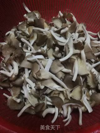 平菇炒肉片的做法步骤：1