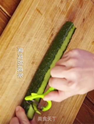 响油黄瓜卷的做法步骤：1
