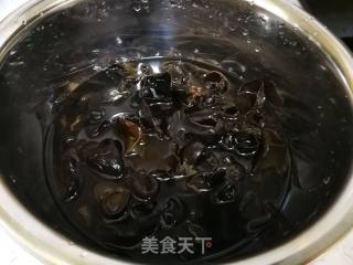 黑木耳炒青蒜的做法步骤：2