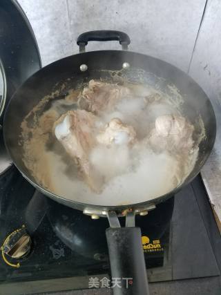 卤煮大骨头的做法步骤：2