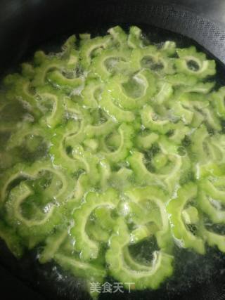 苦瓜炒肉的做法步骤：2