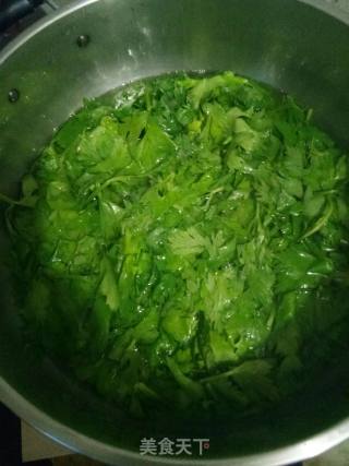 蒜泥拌芹菜叶的做法步骤：2