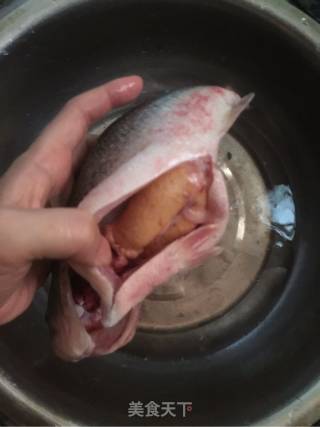 鲈鱼蒸黄豆酱的做法步骤：1